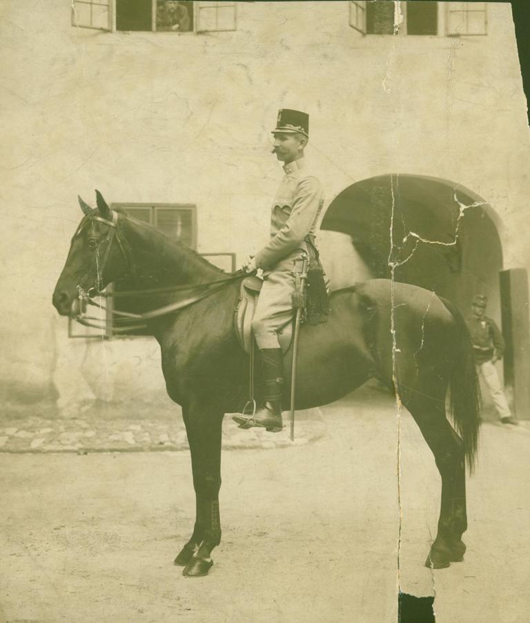 Okładka folderu Oficer austriacki na koniu przed koszarami, około 1880 r.