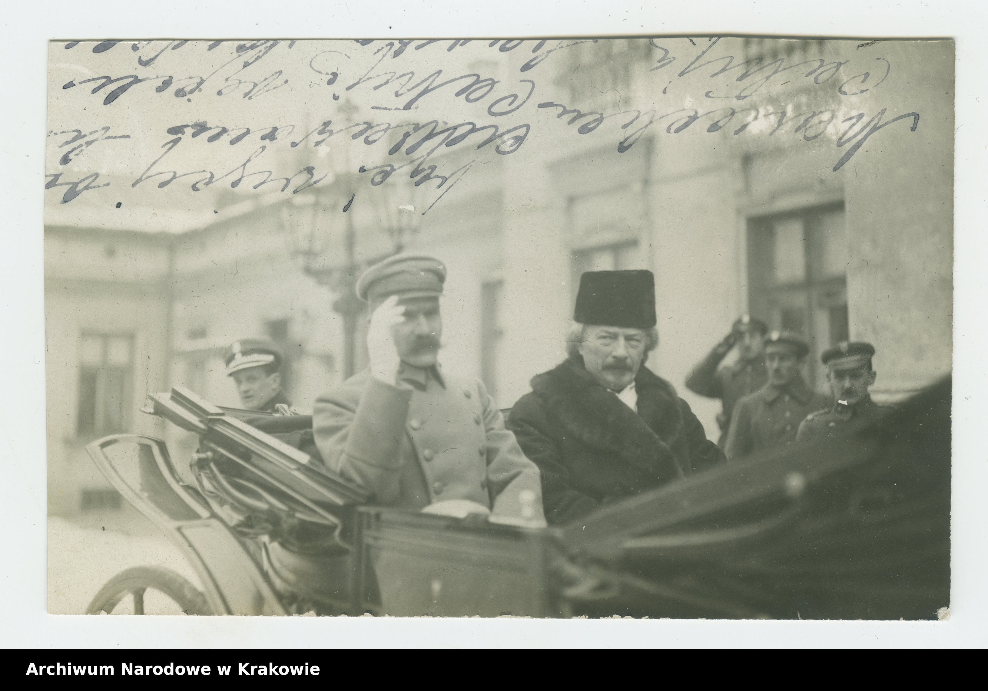 Józef Piłsudski i Ignacy Jan Paderewski w powozie, w drodze na uroczystość otwarcia Sejmu Ustawodawczego RP, 9 II 1919, ANK, sygn. 29/682/0/4/365/11