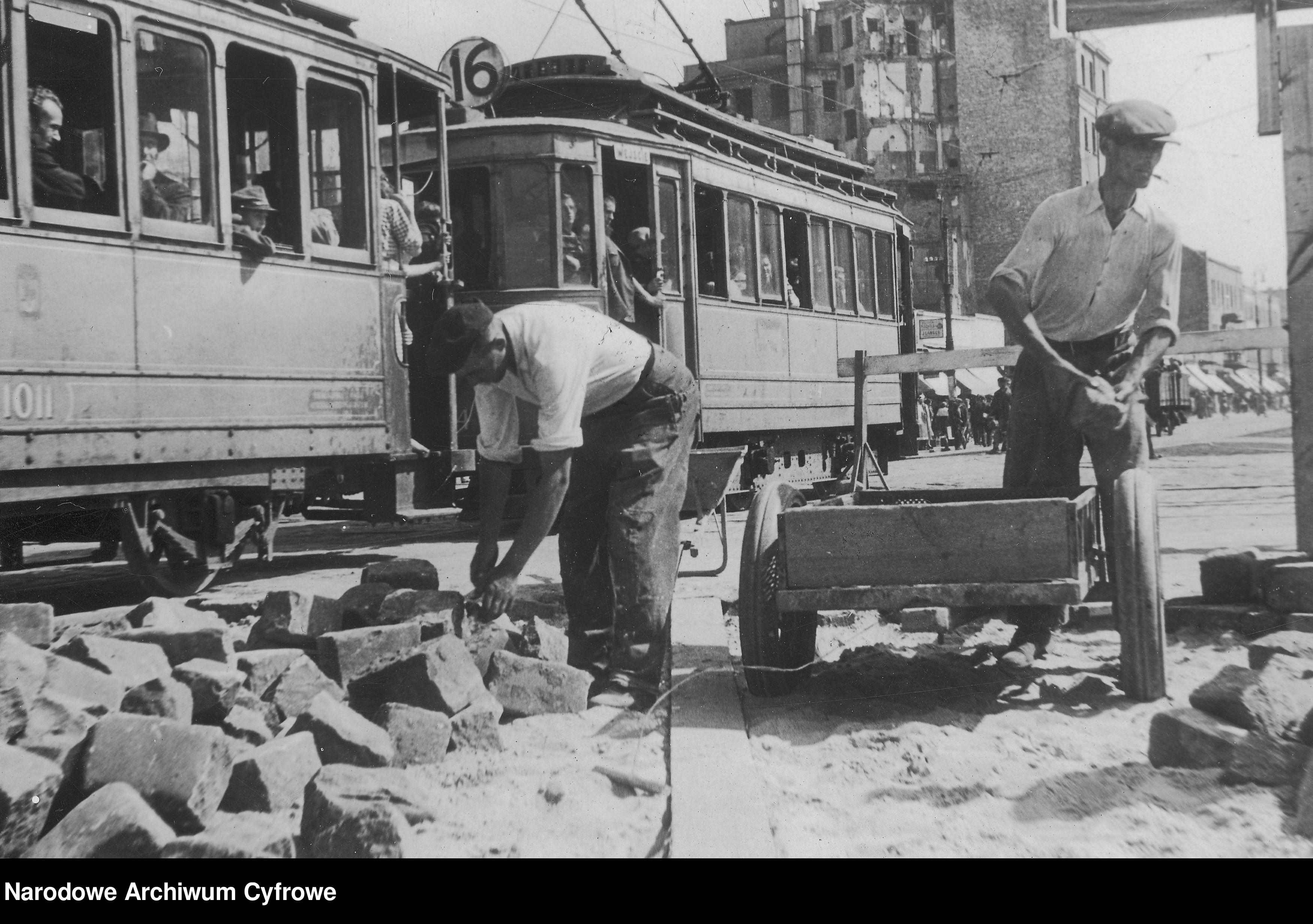 Robotnicy podczas brukowania ulicy. Z lewej widoczny tramwaj nr 16. 1948 rok.