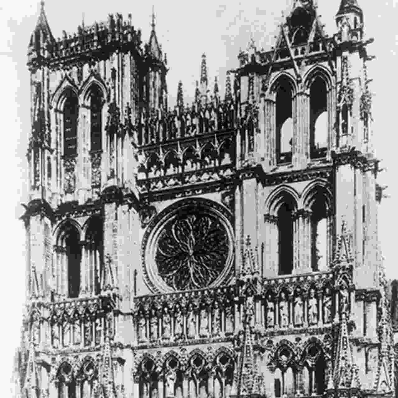 Fotografia przedstawia fasadę Katedry w Amiens. Zdjęcie wykonano w okresie 1925-1935.